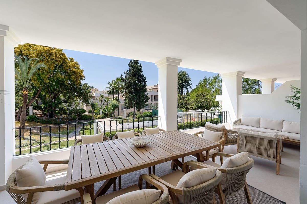 4 sypialnia Dom na sprzedaż w Nueva Andalucia z basenem garażem - 1 365 000 € (Ref: 10074646)