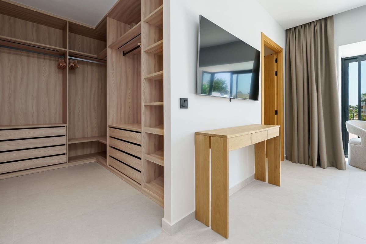 4 sypialnia Dom na sprzedaż w Nueva Andalucia z basenem garażem - 1 365 000 € (Ref: 10074646)