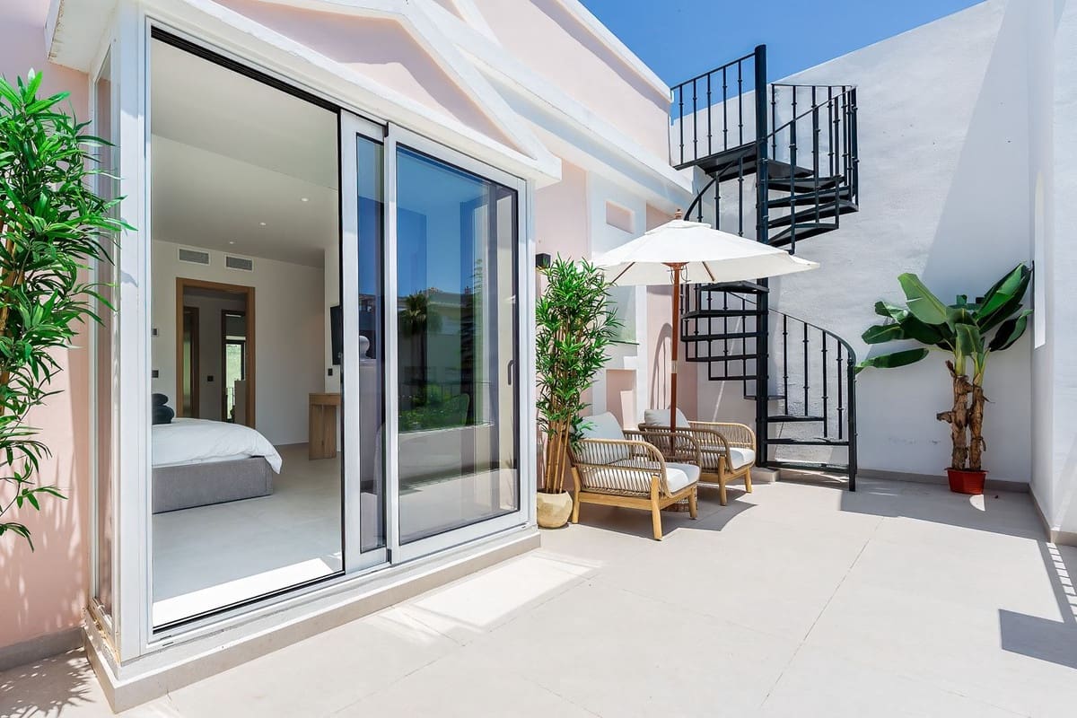 4 sypialnia Dom na sprzedaż w Nueva Andalucia z basenem garażem - 1 365 000 € (Ref: 10074646)