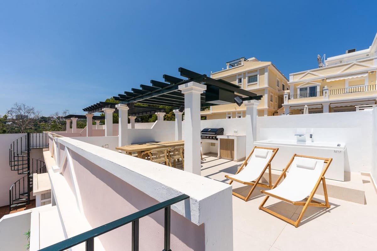 4 sypialnia Dom na sprzedaż w Nueva Andalucia z basenem garażem - 1 365 000 € (Ref: 10074646)