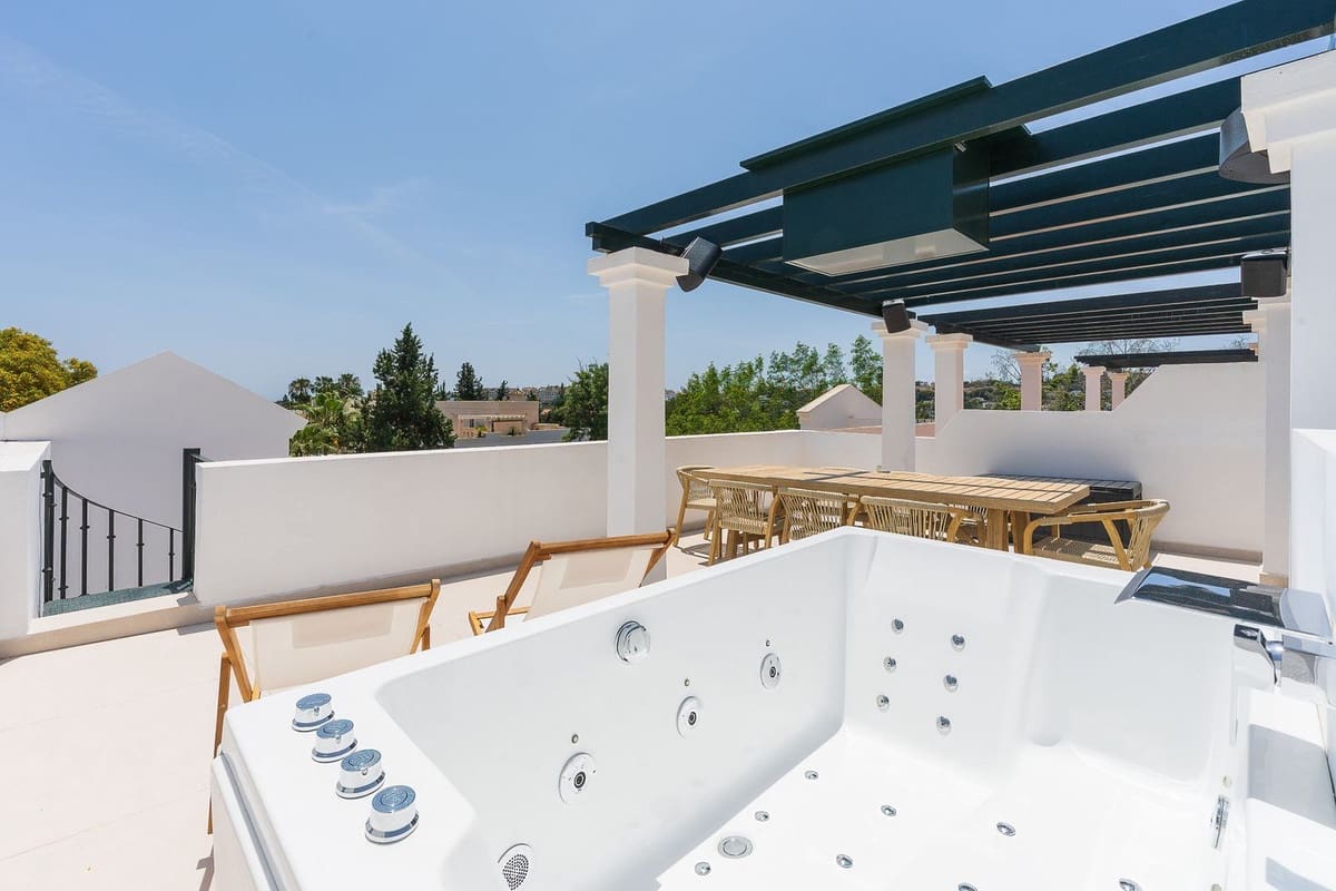 4 sypialnia Dom na sprzedaż w Nueva Andalucia z basenem garażem - 1 365 000 € (Ref: 10074646)