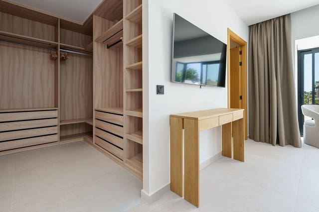 4 sypialnia Dom na sprzedaż w Nueva Andalucia, Marbella z basenem garażem - 1 365 000 € (Ref: 10074646)