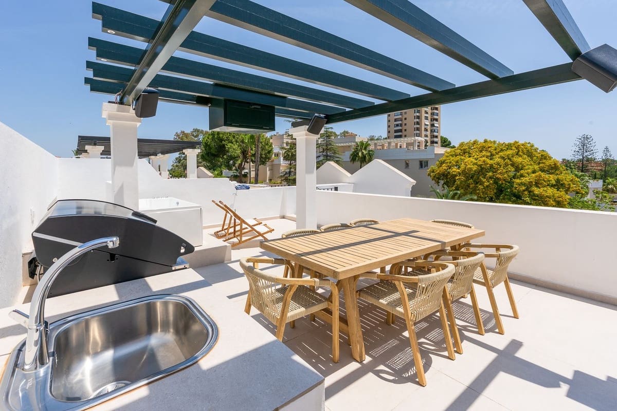 4 sypialnia Dom na sprzedaż w Nueva Andalucia z basenem garażem - 1 365 000 € (Ref: 10074646)