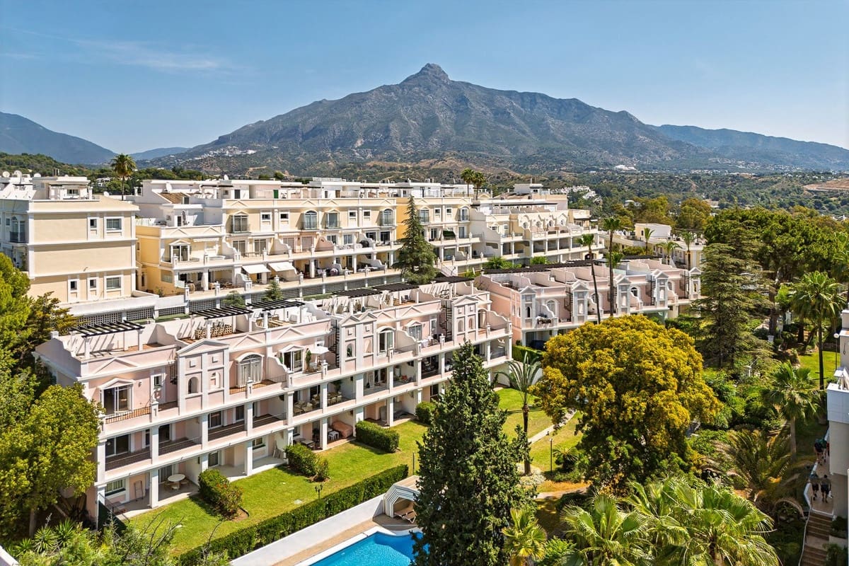 4 sypialnia Dom na sprzedaż w Nueva Andalucia z basenem garażem - 1 365 000 € (Ref: 10074646)