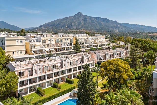 4 sypialnia Dom na sprzedaż w Nueva Andalucia, Marbella z basenem garażem - 1 365 000 € (Ref: 10074646)
