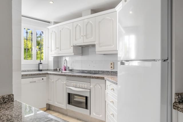 3 soveværelse Lejlighed til salg i Elviria, Marbella med swimmingpool garage - € 720.000 (Ref: 10081498)