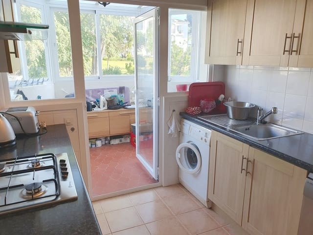 2 Zimmer Apartment zu verkaufen in El Paraiso, Estepona mit Pool Garage - 325.000 € (Ref: 10094962)