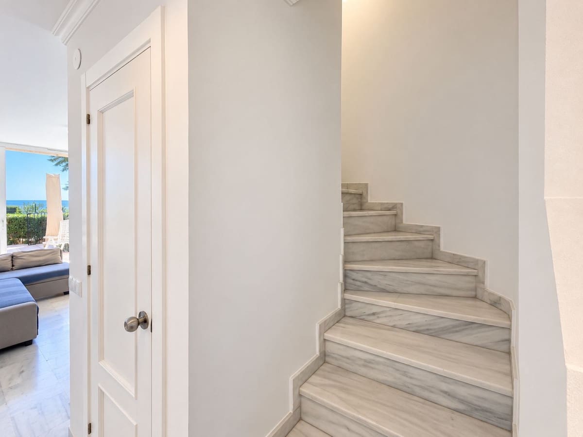 2 makuuhuone Ranta-asunto myytävänä paikassa La Duquesa / Puerto de la Duquesa mukana uima-altaan - 340 000 € (Ref: 10094966)