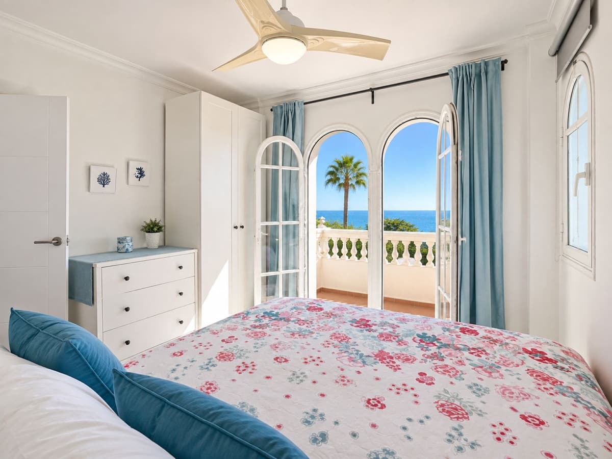 2 makuuhuone Ranta-asunto myytävänä paikassa La Duquesa / Puerto de la Duquesa mukana uima-altaan - 340 000 € (Ref: 10094966)