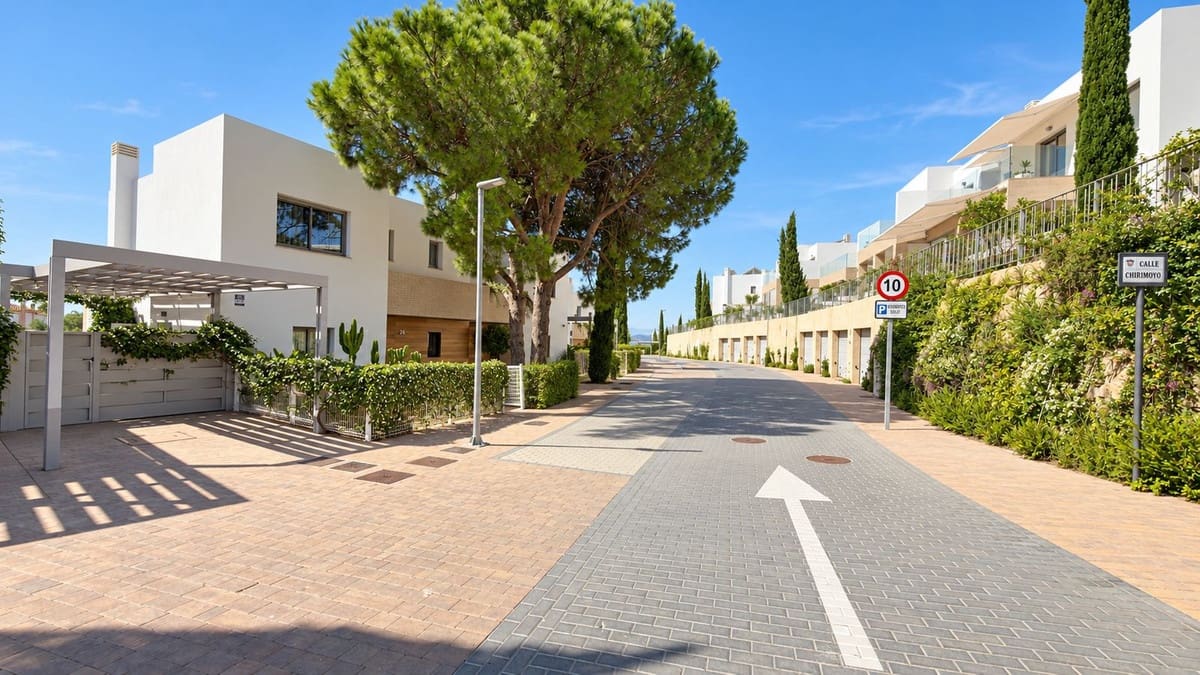 3 soverom Kjedet enebolig til salgs i Mijas med svømmebasseng garasje - € 795 000 (Ref: 10095334)
