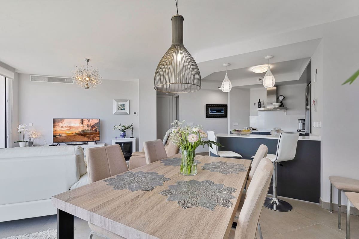 2 bedroom Apartment for sale in Fuengirola with pool garage - € 429,000 (Ref: 10130997)