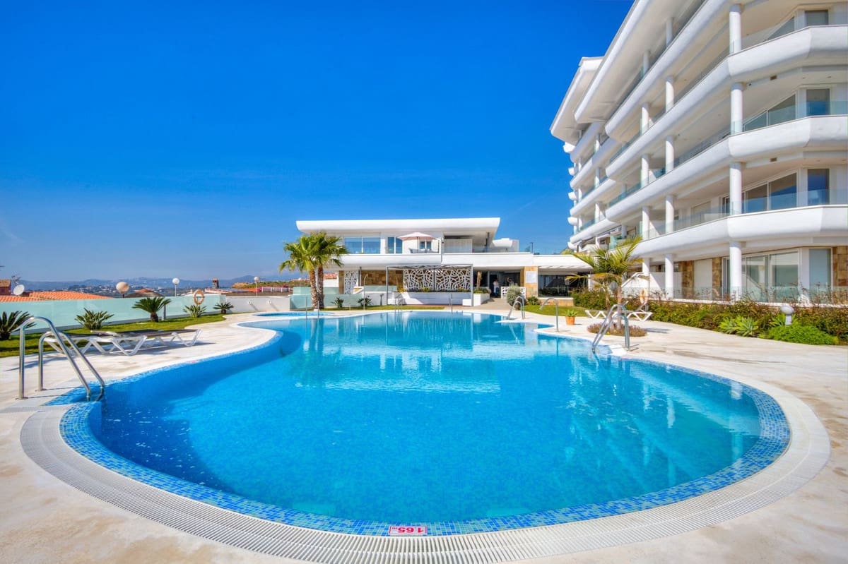 2 bedroom Apartment for sale in Fuengirola with pool garage - € 429,000 (Ref: 10130997)