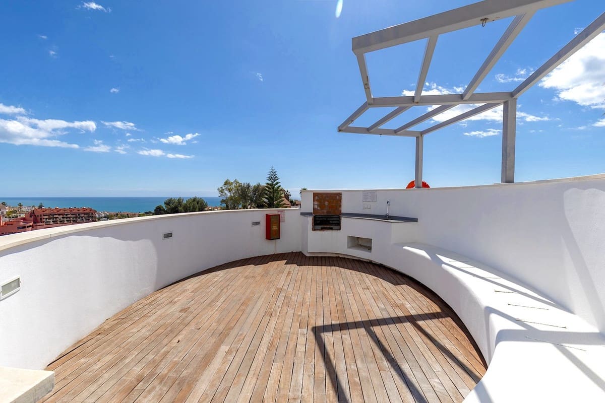 2 bedroom Apartment for sale in Fuengirola with pool garage - € 429,000 (Ref: 10130997)