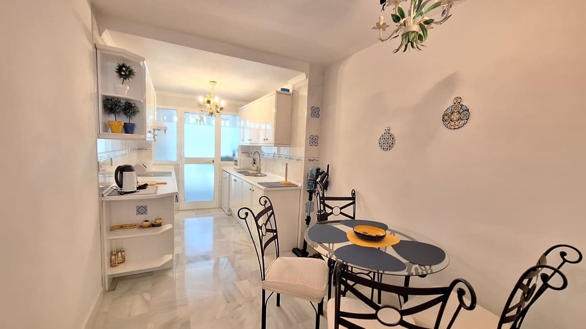 2 bedroom Beach Apartment for sale in Estepona with garage - € 600,000 (Ref: 10145124)