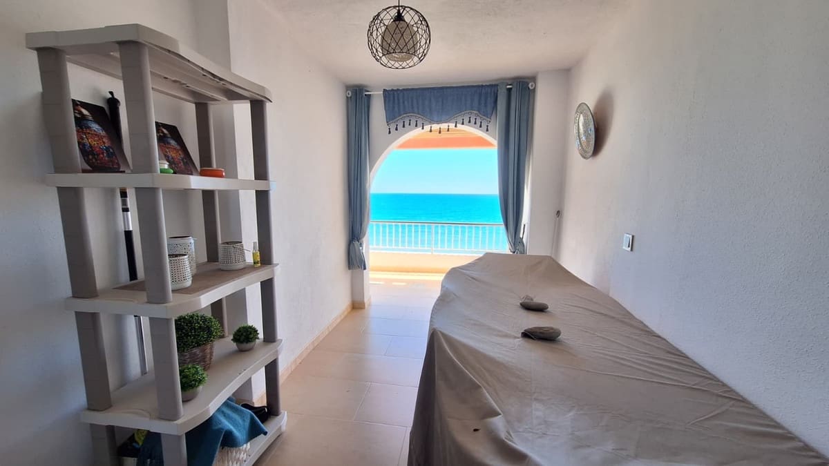 2 bedroom Beach Apartment for sale in Estepona with garage - € 600,000 (Ref: 10145124)