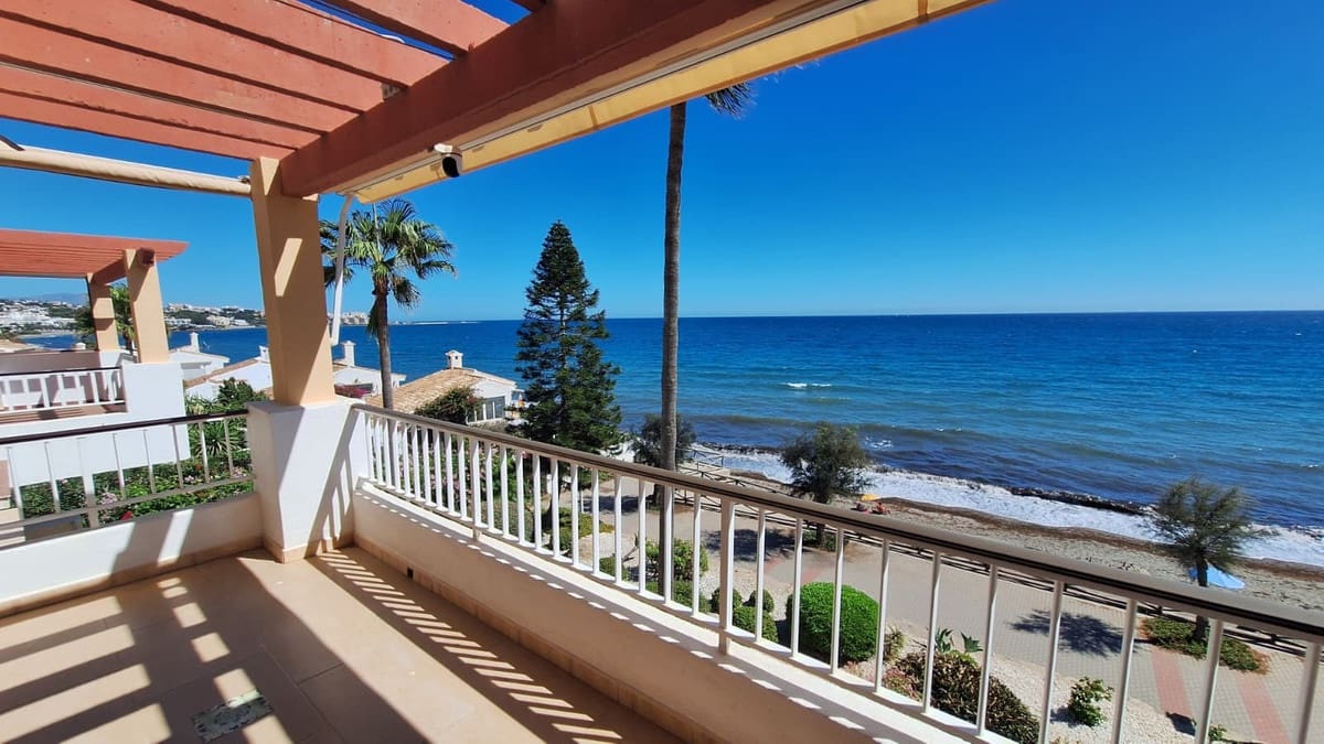 2 bedroom Beach Apartment for sale in Estepona with garage - € 600,000 (Ref: 10145124)
