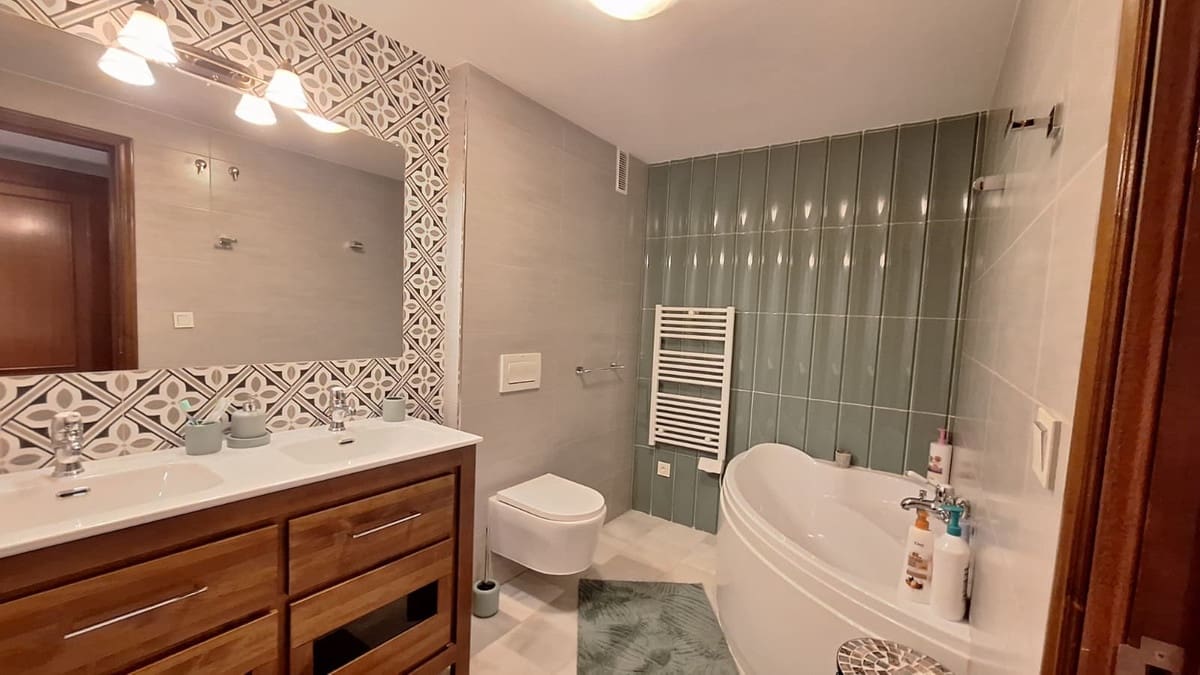 2 bedroom Beach Apartment for sale in Estepona with garage - € 600,000 (Ref: 10145124)