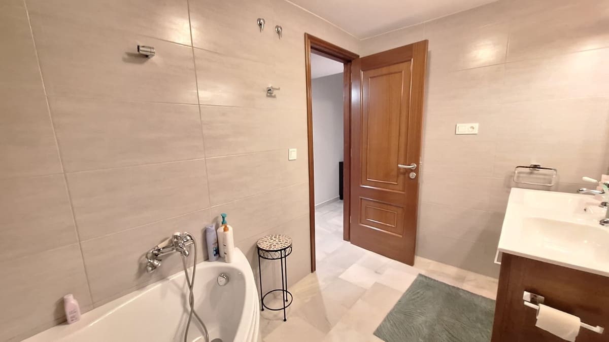 2 bedroom Beach Apartment for sale in Estepona with garage - € 600,000 (Ref: 10145124)