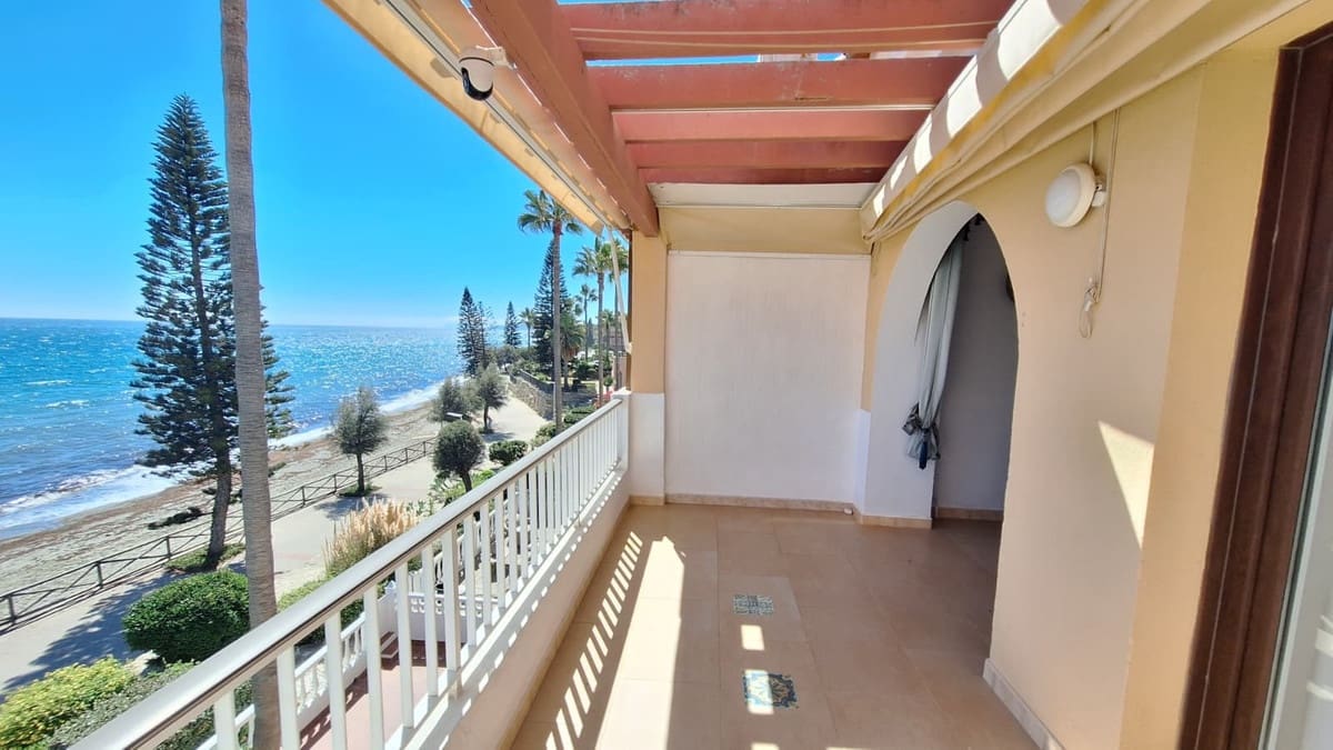 2 bedroom Beach Apartment for sale in Estepona with garage - € 600,000 (Ref: 10145124)