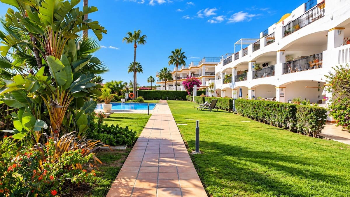 Apartamento de 2 habitaciones en La Duquesa / Puerto de la Duquesa en venta con piscina garaje - 320.000 € (Ref: 10154502)