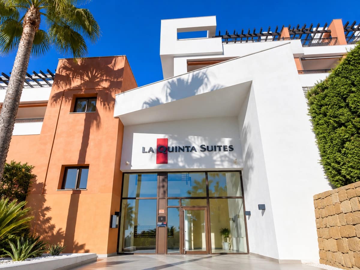 2 bedroom Apartment for sale in La Quinta with pool garage - € 459,000 (Ref: 10160501)