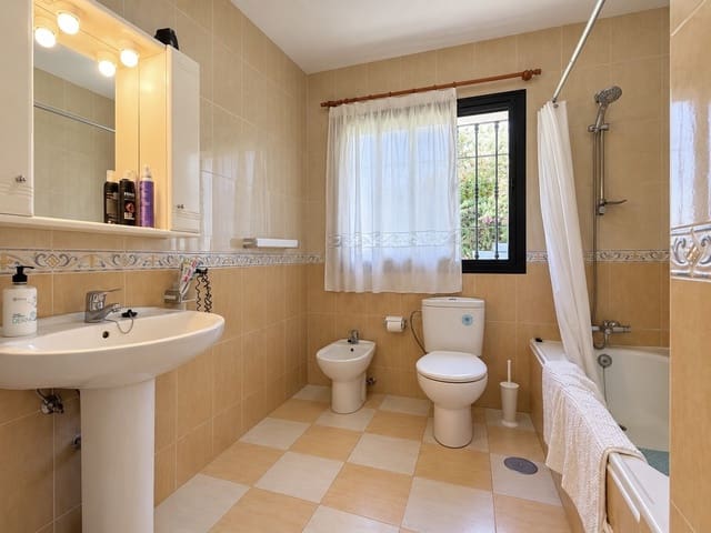 3 soveværelse Villa til salg i Calahonda, Mijas med swimmingpool garage - € 600.000 (Ref: 10170433)