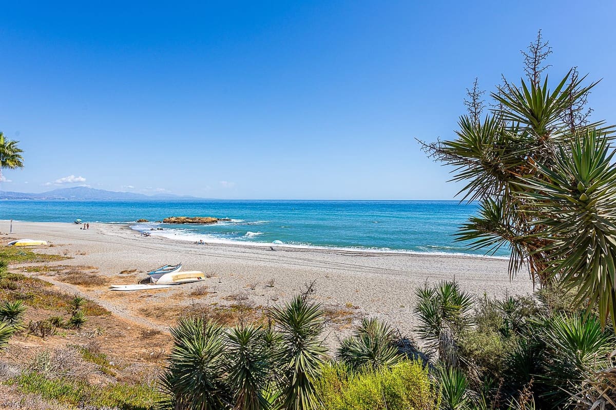 1 bedroom Beach Apartment for sale in La Duquesa / Puerto de la Duquesa with pool - € 330,000 (Ref: 10175729)