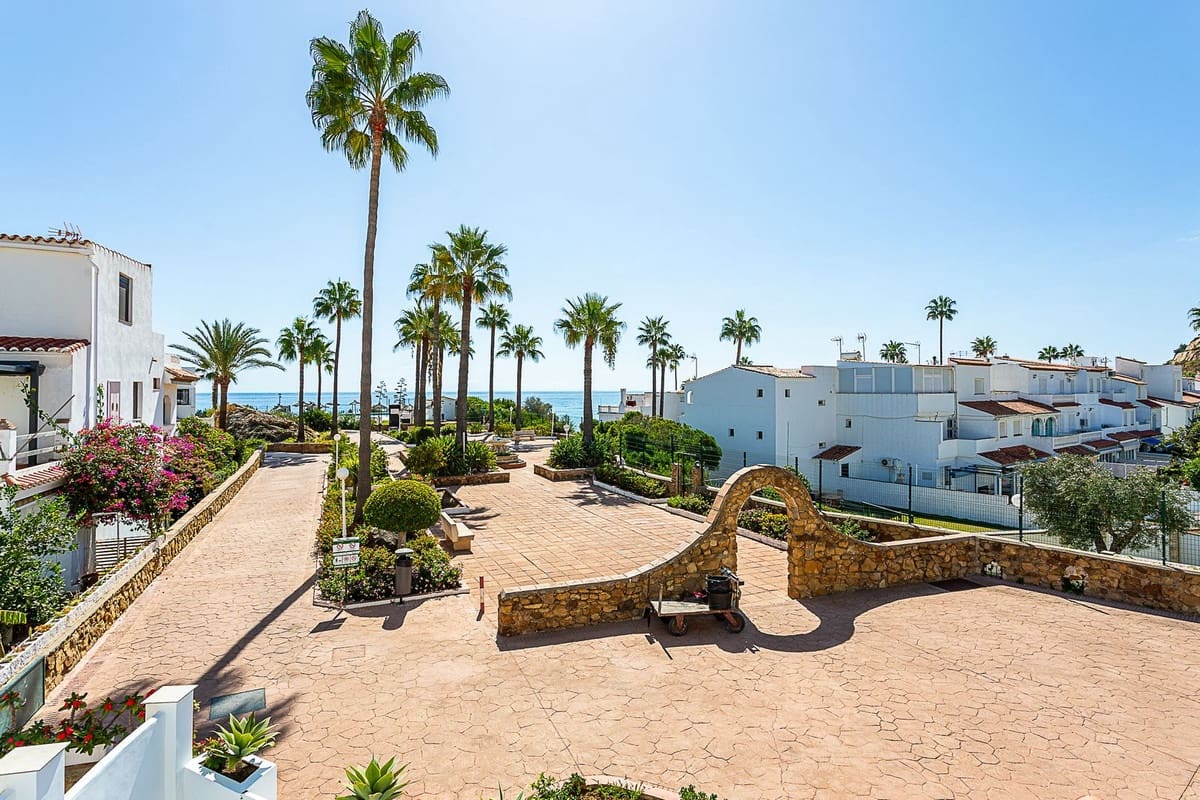 1 bedroom Beach Apartment for sale in La Duquesa / Puerto de la Duquesa with pool - € 330,000 (Ref: 10175729)