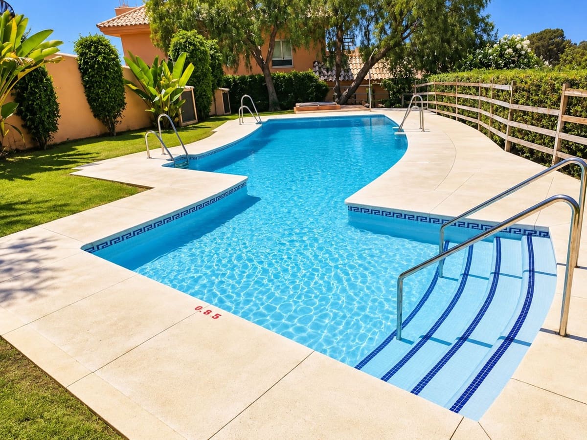 4 soveværelse Byhus til salg i Marbella med swimmingpool garage - € 600.000 (Ref: 10179682)