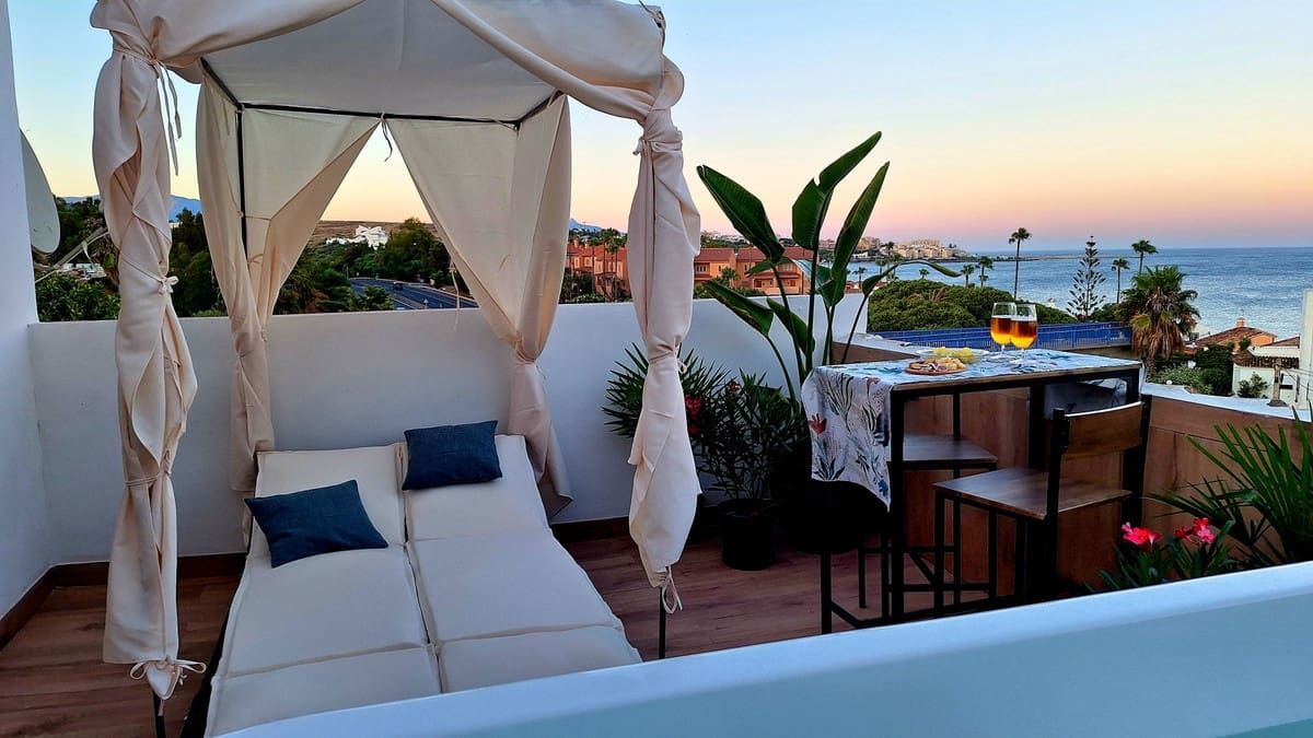 3 bedroom Penthouse for sale in Estepona with garage - € 429,900 (Ref: 9381995)