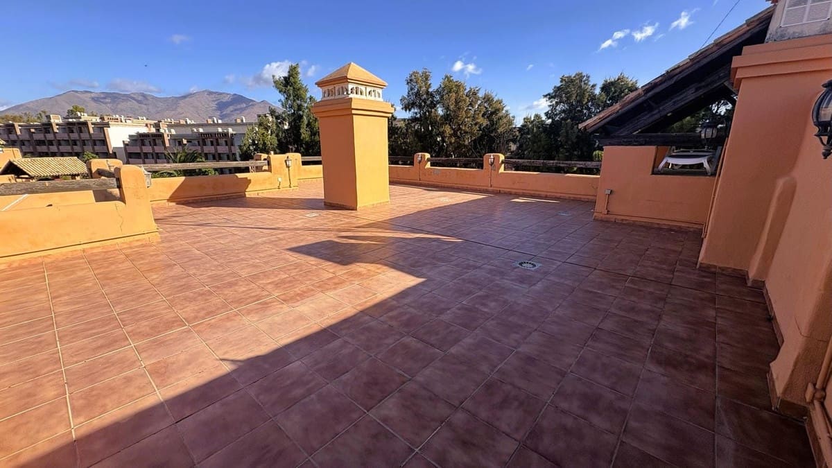 3 sypialnia Penthouse na sprzedaż w Casares z basenem garażem - 355 000 € (Ref: 9384904)