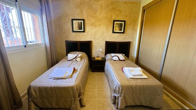 3 sypialnia Penthouse na sprzedaż w Casares z basenem garażem - 355 000 € (Ref: 9384904)