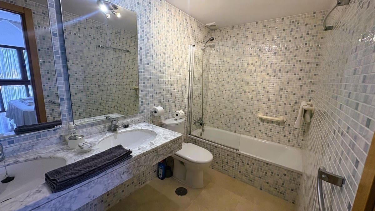 3 sypialnia Penthouse na sprzedaż w Casares z basenem garażem - 355 000 € (Ref: 9384904)