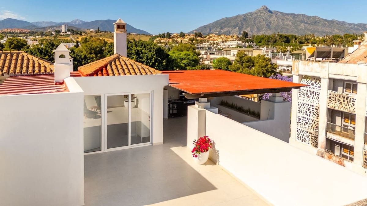 4 soverom Penthouse til salgs i Nueva Andalucia med svømmebasseng garasje - € 845 000 (Ref: 9393470)