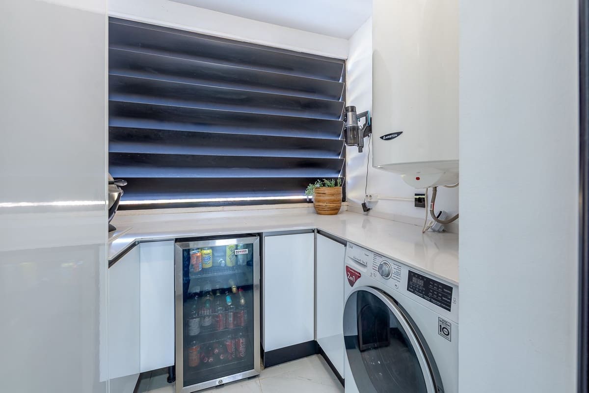 4 bedroom Apartment for sale in Estepona with pool garage - € 975,000 (Ref: 9407853)