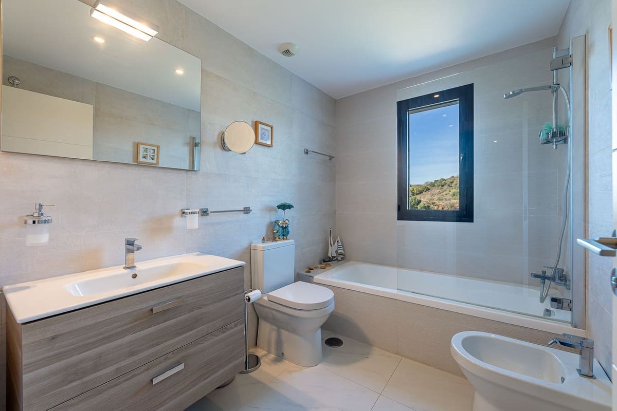 4 bedroom Apartment for sale in Estepona with pool garage - € 975,000 (Ref: 9407853)