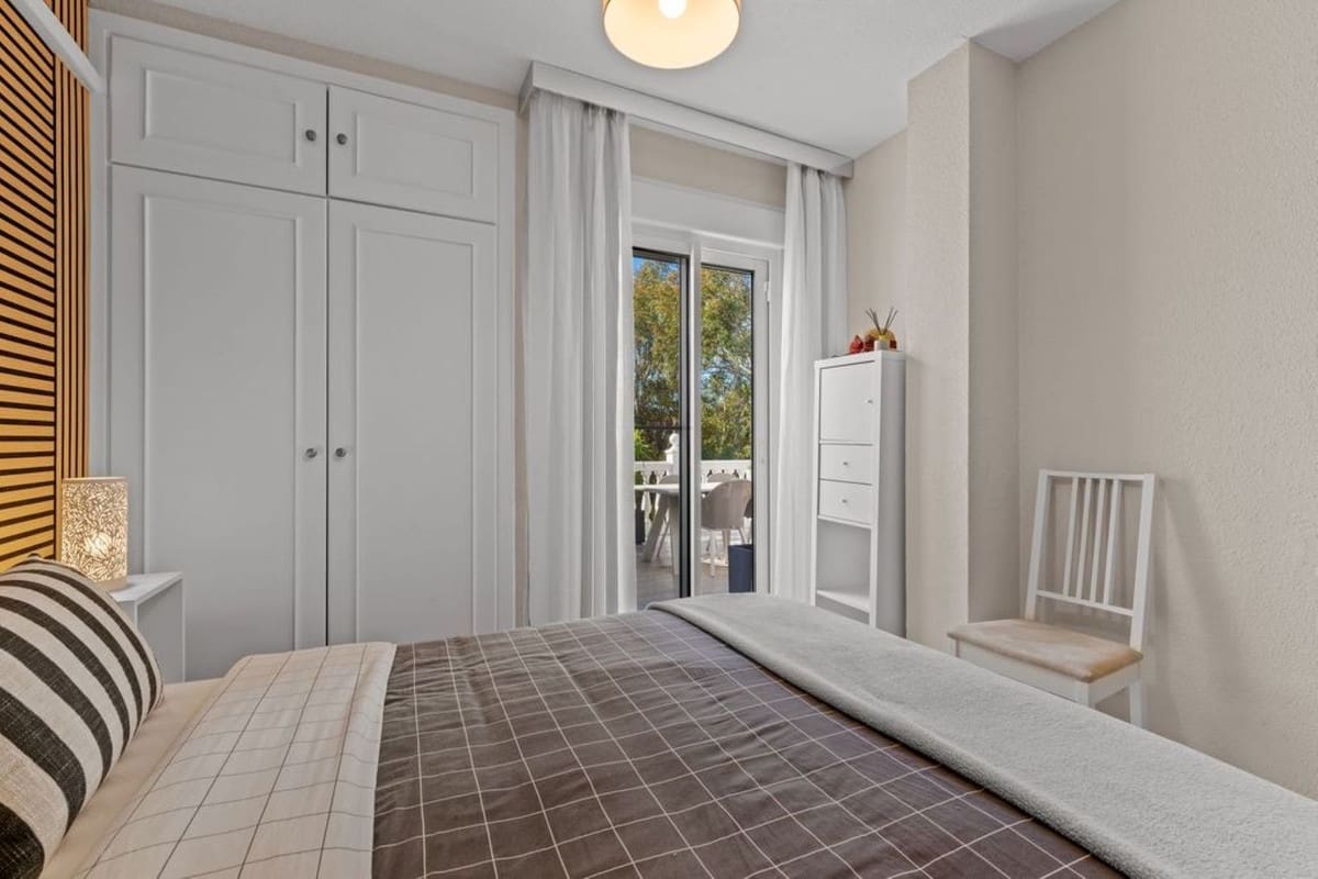 4 makuuhuone Omakotitalo myytävänä paikassa Calahonda mukana uima-altaan 
autotalli - 650 000 € (Ref: 9409055)