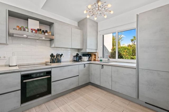 4 sypialnia Dom na sprzedaż w Calahonda, Mijas z basenem garażem - 650 000 € (Ref: 9409055)