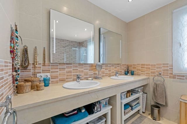 4 sypialnia Dom na sprzedaż w Calahonda, Mijas z basenem garażem - 650 000 € (Ref: 9409055)