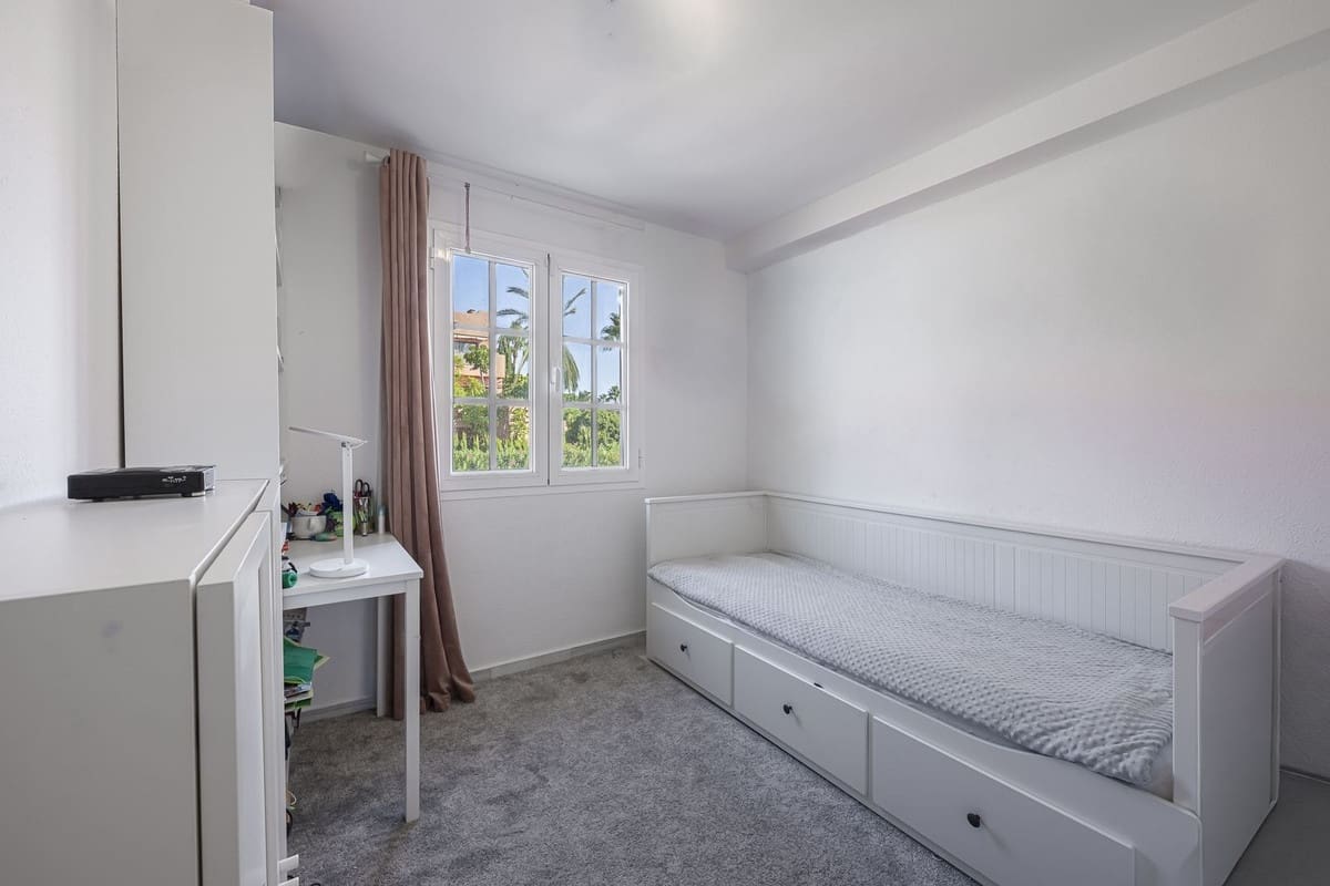 3 soveværelse Byhus til salg i New Golden Mile med swimmingpool garage - € 520.000 (Ref: 9412797)