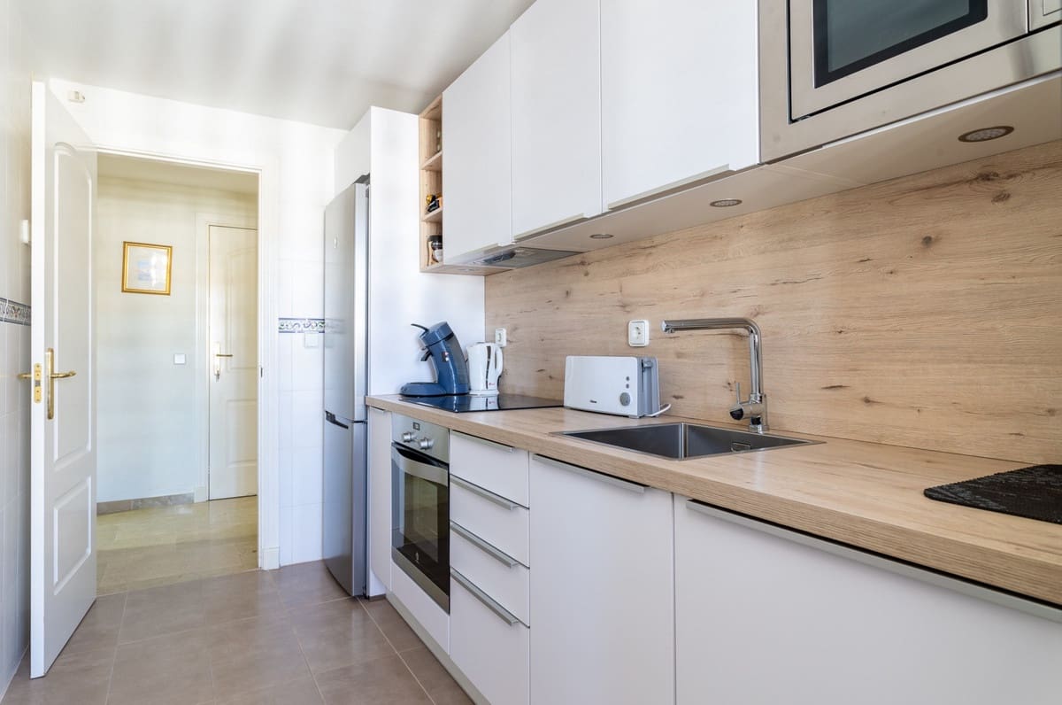 2 sypialnia Apartament na sprzedaż w La Duquesa / Puerto de la Duquesa z basenem garażem - 359 000 € (Ref: 9414571)