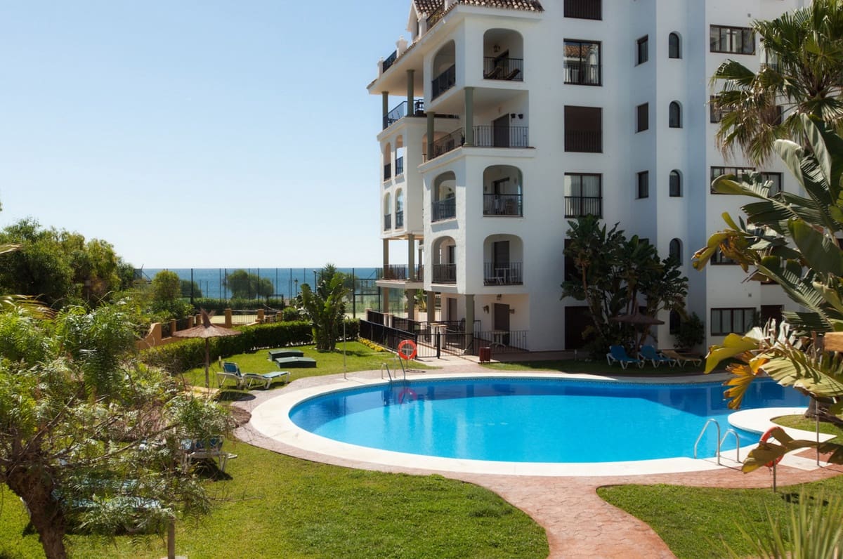 2 sypialnia Apartament na sprzedaż w La Duquesa / Puerto de la Duquesa z basenem garażem - 359 000 € (Ref: 9414571)