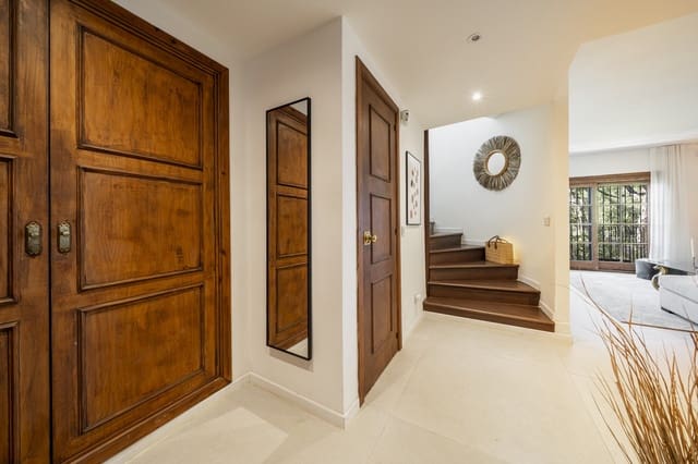 3 bedroom Apartment for sale in Nueva Andalucia, Marbella with pool garage - € 765,000 (Ref: 9425393)