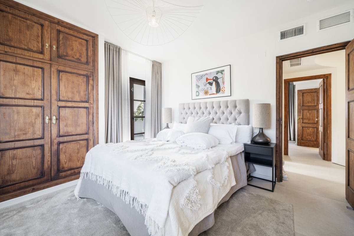 3 bedroom Apartment for sale in Nueva Andalucia with pool garage - € 765,000 (Ref: 9425393)