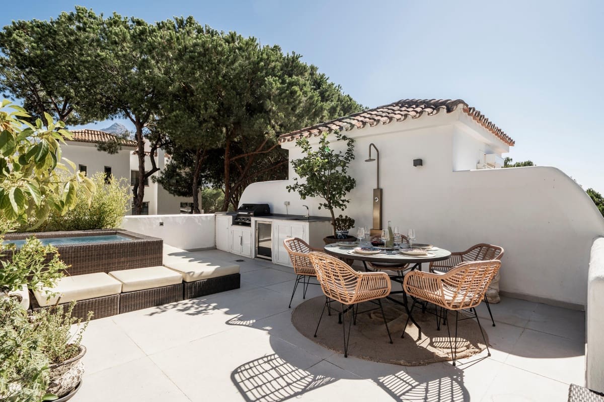 3 bedroom Apartment for sale in Nueva Andalucia with pool garage - € 765,000 (Ref: 9425393)