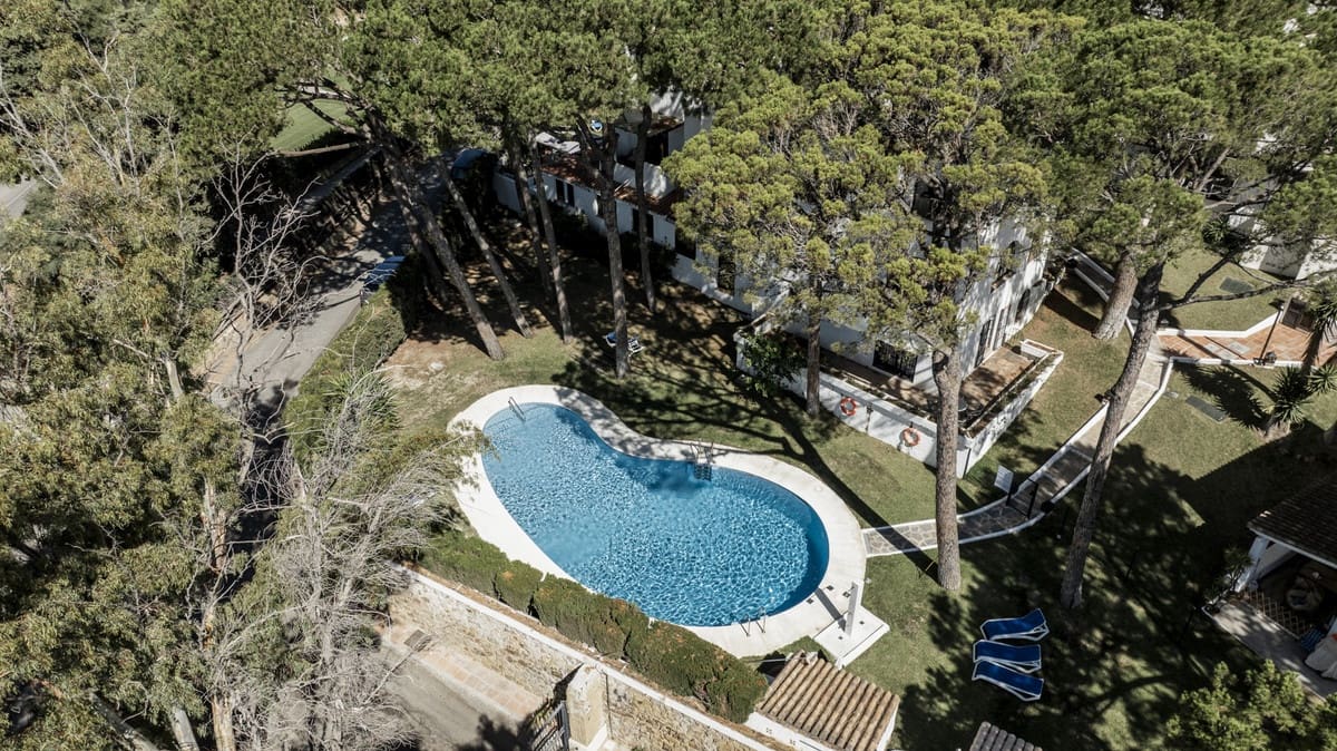 3 bedroom Apartment for sale in Nueva Andalucia with pool garage - € 765,000 (Ref: 9425393)