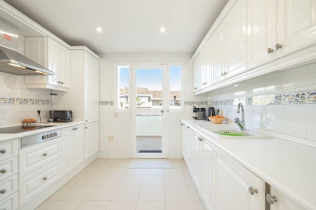 3 soveværelse Penthouse til salg i Elviria, Marbella med swimmingpool garage - € 1.250.000 (Ref: 9426577)