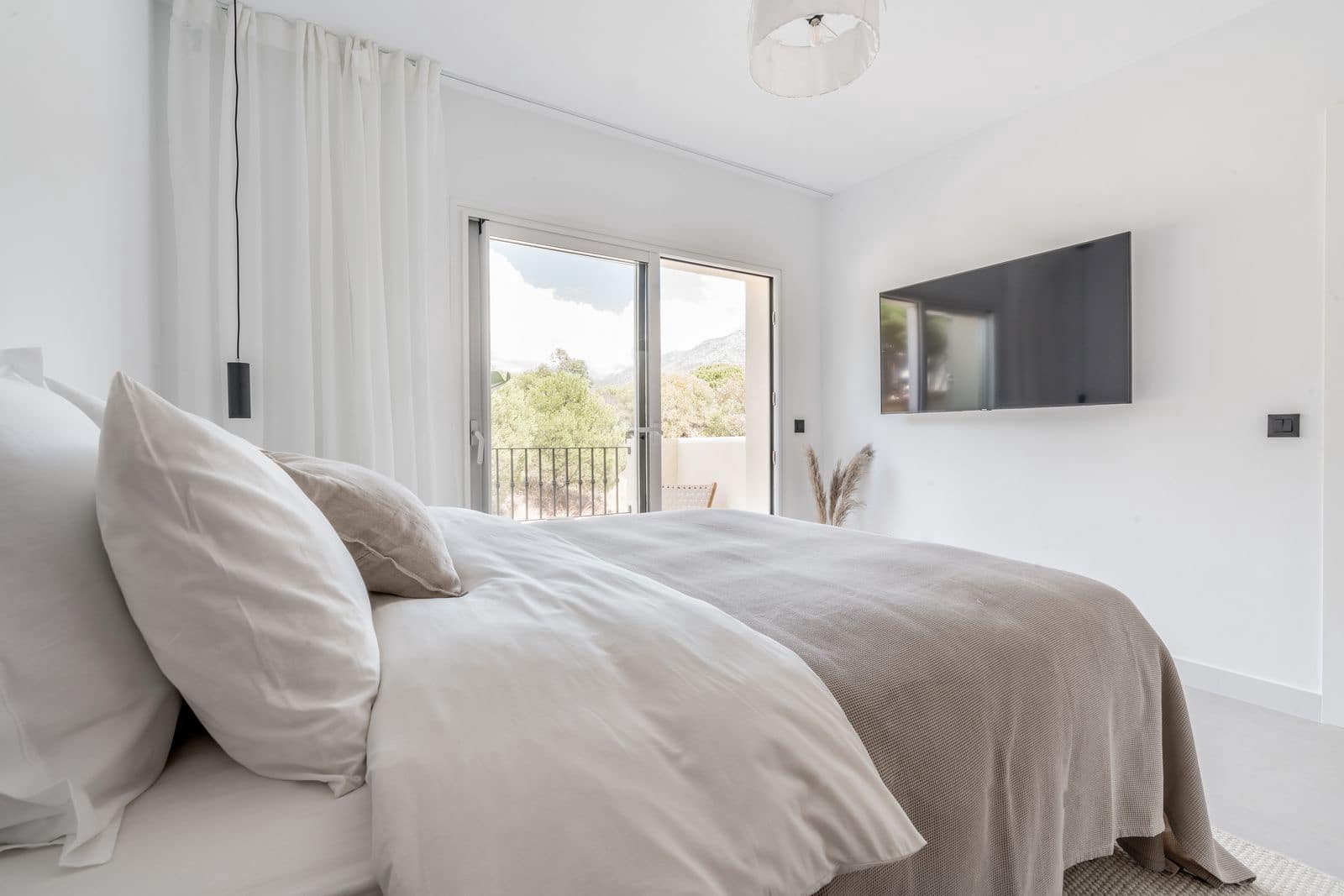 3 bedroom Apartment for sale in Aloha Golf with pool garage - € 850,000 (Ref: 9445544)