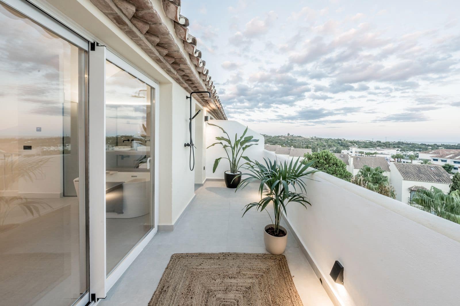 3 bedroom Apartment for sale in Aloha Golf with pool garage - € 850,000 (Ref: 9445544)