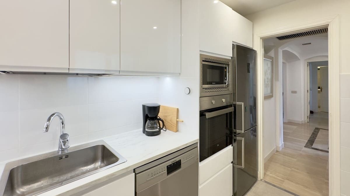 2 soveværelse Lejlighed til salg i Elviria med swimmingpool - € 720.000 (Ref: 9447096)